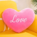 Coussin en forme de cœur Love, accessoire tendance pour la maison