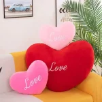Coussin Cœur Love en velours rouge pour décoration intérieure