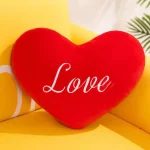 Coussin décoratif Cœur Love, idéal pour une chambre romantique